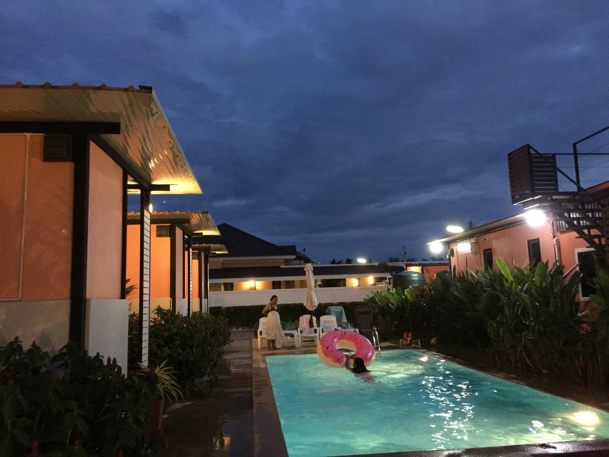 Hotel Ban Sumalai Rayong Esterno foto