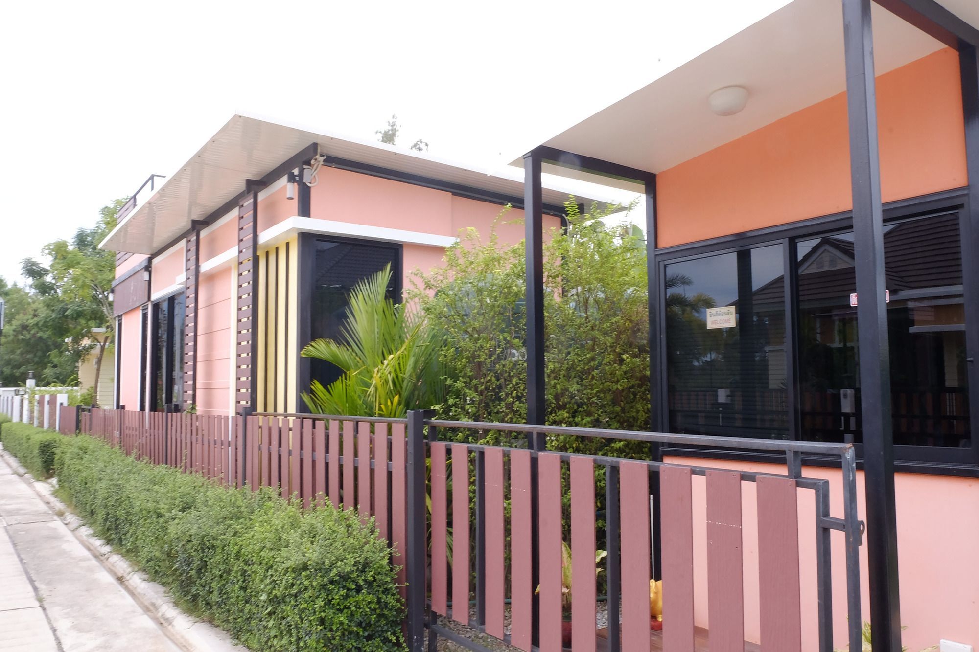 Hotel Ban Sumalai Rayong Esterno foto