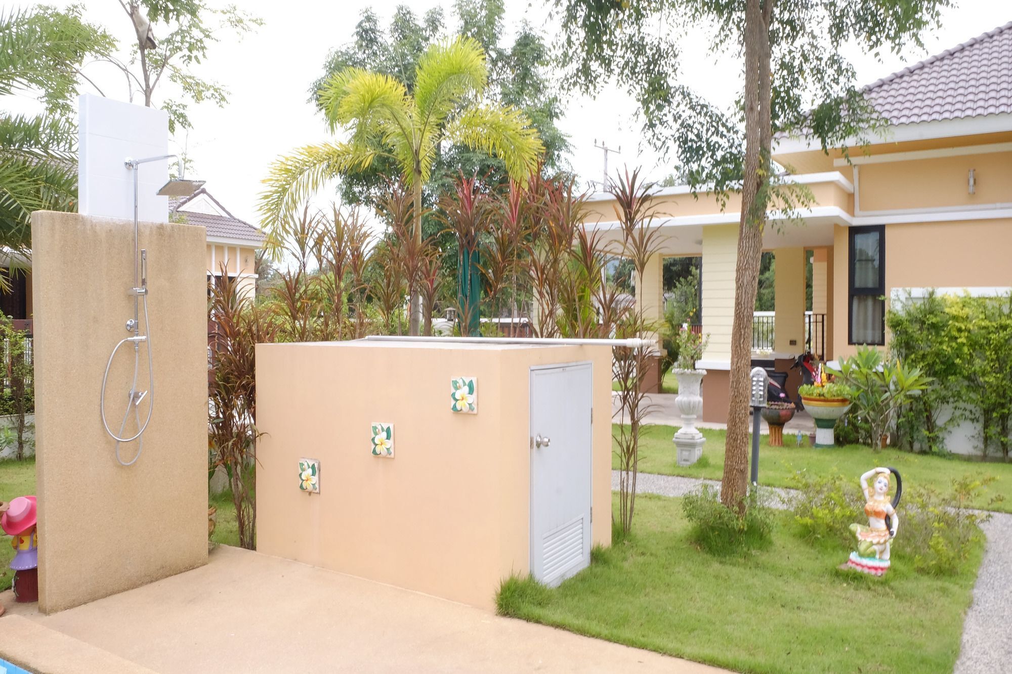 Hotel Ban Sumalai Rayong Esterno foto